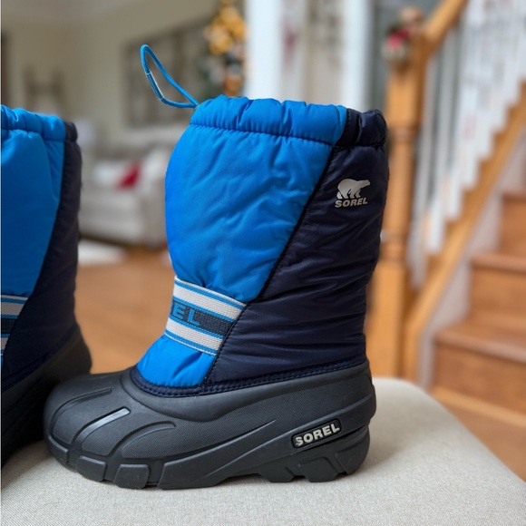 Kid’s SOREL snow boot with pull out lining! Like new condition, size youth 4. - Picture 2 of 7